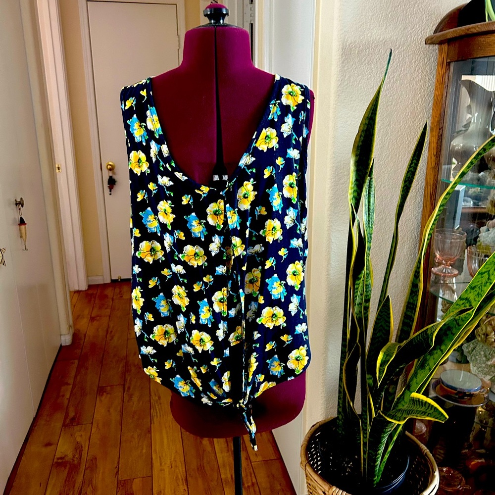 Santorum Top Navy Blue Background With Yellow Flowers.